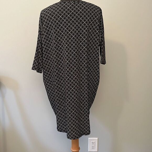 Lularoe Women's Oversized Top In Black And White Geometric Print - Picture 4 of 8
